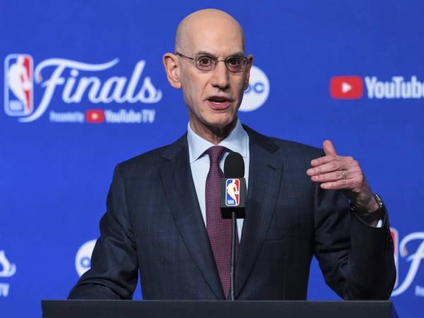 Komisioner NBA Adam Silver mencatat perlunya berkonsultasi dengan para pemangku kepentingan termasuk liga-liga Eropa saat ini, klub, pemain, mitra media, dan sponsor. (Foto: AP)