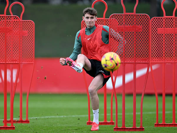 Tyler Morton Nilai Arne Slot dan Jurgen Klopp Punya Pendekatan Berbeda