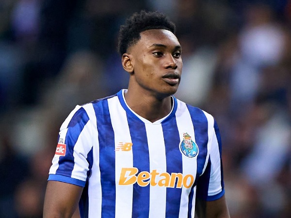 Aston Villa mengincar striker muda Porto, Samu Aghehowa