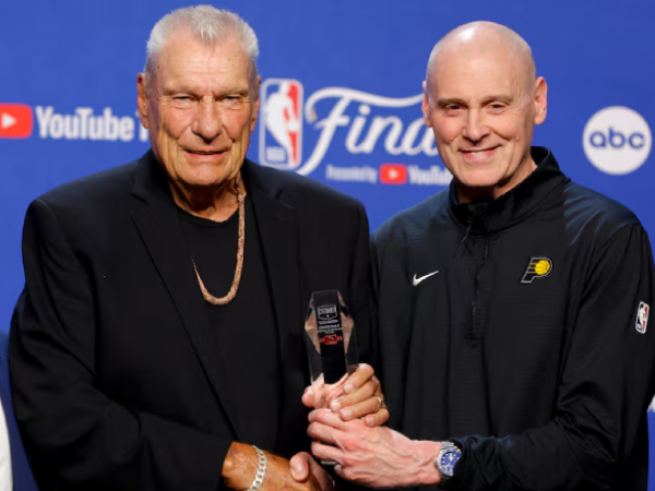Don Nelson (kiri) menerima Penghargaan Prestasi Seumur Hidup Chuck Daly dari pelatih Pacers Rick Carlislie. (Foto: AP)