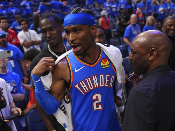 Gilgeous-Alexander merayakan sukses Thunder memenangi Game 2 Final 2025 atas Pacers. (Foto: AP)