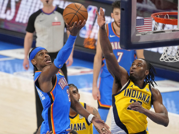 Shai Gilgeous-Alexander (kiri) mencetak 34 poin saat Oklahoma City Thunder melindas Indiana Pacers 123-107 dalam Game 2 Final NBA pada Minggu (8/6) malam. (Foto: AP)