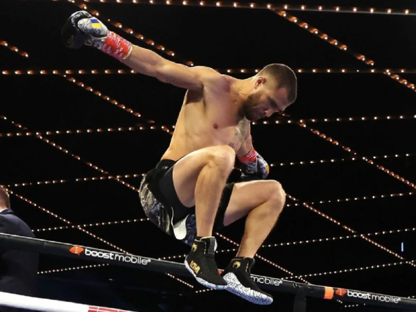 Vasiliy Lomachenko membuktikan bahwa kehebatan tidak selalu tentang tanpa kekalahan—melainkan siapa yang kamu lawan, bagaimana kamu bertarung, dan warisan yang kamu tinggalkan. (Foto: AP)