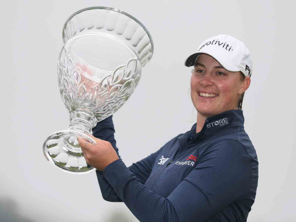 Jennifer Kupcho berpose dengan trofi ShopRite LPGA Classic. (Foto: Golf Digest)