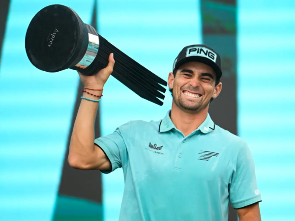 Joaquin Niemann berpose dengan trofi LIV Golf Virginia. (Foto: Golf Digest)