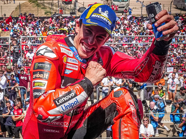 Marc Marquez sumringah bisa raih kemenangan di GP Aragon.