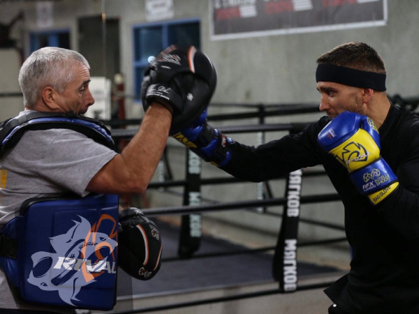 Vasyl Lomachenko (kanan) berlatih bersama ayahnya, Anatoly. (Foto: Fight TV)