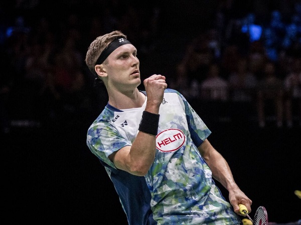 Viktor Axelsen salut dengan animo fans di Istora Senayan.