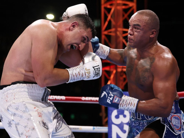 Fabio Wardley (kanan) menghentikan Justis Huni di ronde ke-10. (Foto: Fight TV)