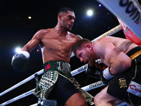 Jai Opetaia (kiri) terlalu kuat untuk penantang asal Italia, Claudio Squeo. (Foto: Fight TV)