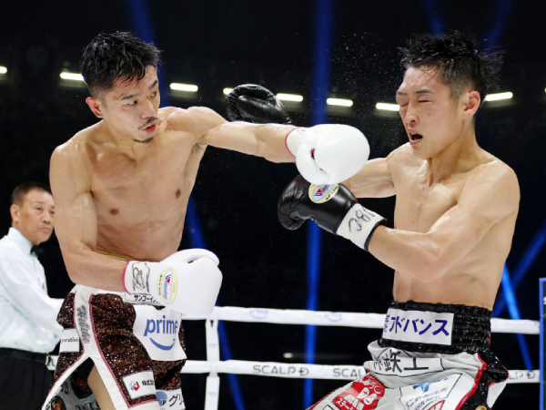 Junto Nakatani (kiri) menyerang Ryosuke Nishida yang kewalahan. (Foto: Fight TV)