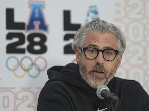 Ketua dan Presiden LA28, Casey Wasserman, memberikan keterangan pers seputar persiapan Olimpiade 2028. (Foto: AP)