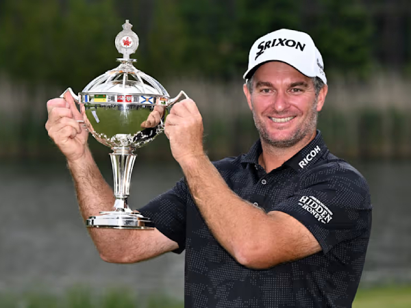 Ryan Fox berpose dengan trofi RBC Canadian Open. (Foto: Golf Digest)