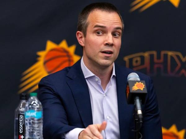Pelatih baru Suns Jordan Ott menghadiri konferensi pers perkenalannya pada hari Selasa (10/6).