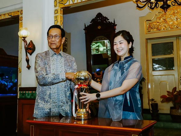 PSIM Jogja serahkan trofi Liga 2 kepada Gubernur DIY, Sultan Hamengkubuwono X