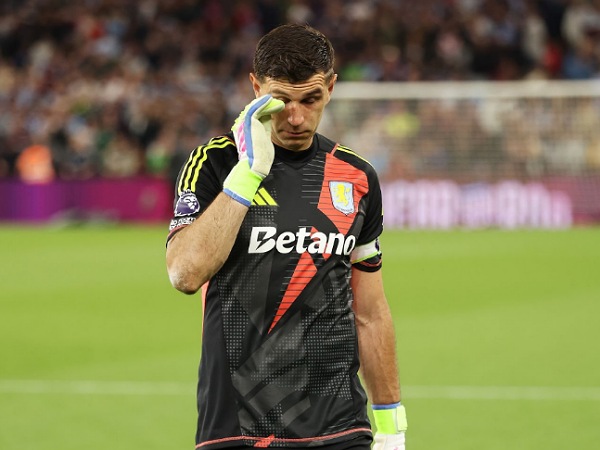 Emiliano Martinez tampak begitu emosional