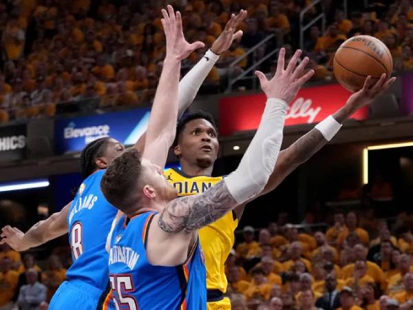 Bennedict Mathurin (kanan) mencetak 27 poin saat Indiana Pacers meraih kemenangan 116-107 atas Oklahoma City Thunder pada Rabu (11/6) malam. (Foto: AP)