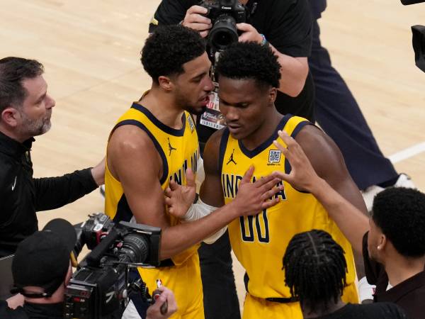 Tyrese Haliburton (kiri) melakukan selebrasi bersama Bennedict Mathurin saat Indiana Pacers mengalahkan Thunder di Game 3 Final NBA. (Foto: AP)
