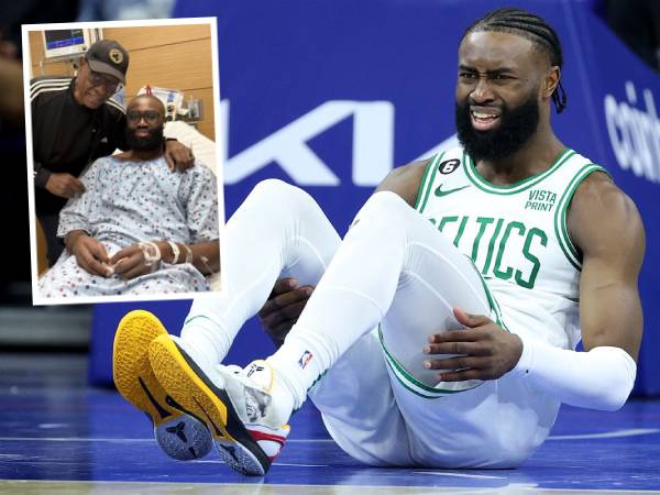 Jaylen Brown tampak berpose di ranjang rumah sakit setelah menjalani operasi di lutut kanannya. (Foto: AP/Instargram)