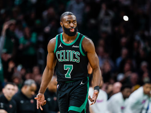 Jaylen Brown pilih naik meja operasi untuk sembuhkan cedera lututnya.