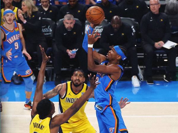 Bintang Thunder Shai Gilgeous-Alexander (kanan) mencetak 24 poin, tetapi hanya tiga poin di kuarter terakhir. (Foto: AP)