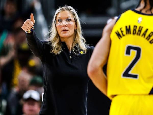 Di bawah asuhan Jenny Boucek, pertahanan Indiana meningkat dari peringkat ke-24 menjadi ke-14 di NBA musim ini. (Foto: AP)