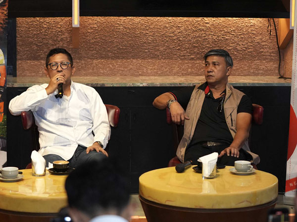 Direktur Persija Jakarta, Mohamad Prapanca dan Manajer Marsda TNI (purn) Ardhi Tjahjoko