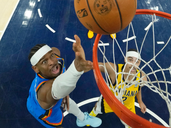 Penampilan Shai Gilgeous-Alexander (kiri) di momen-momen akhir mengingatkan pada aksi krusial Michael Jordan di Final 1998. (Foto: AP)