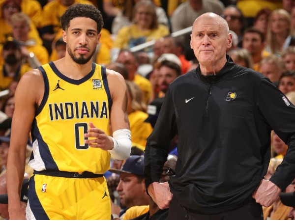 Rick Carlisle (kanan) dan Tyrese Haliburton. (Foto: AP)