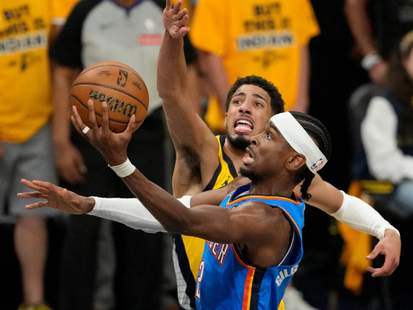 Shai Gilgeous-Alexander (depan) mencetak 35 poin saat Oklahoma City Thunder mengalahkan Indiana Pacers 111-104 dalam Game 4 Final NBA pada Jumat (13/6). (Foto: AP)