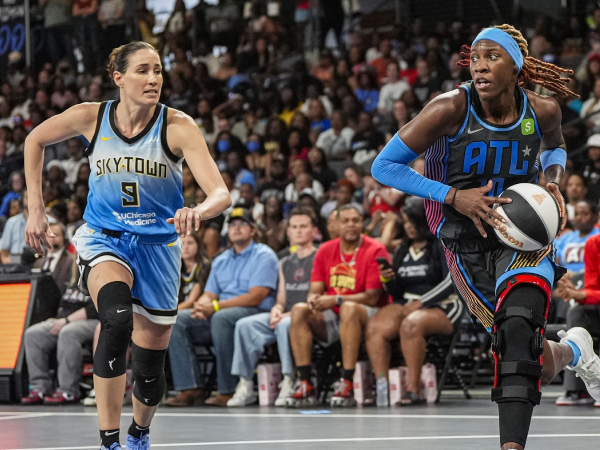Rhyne Howard (kanan) mencetak 36 poin saat Atlanta Dream meraih kemenangan 88-70 atas Chicago Sky pada Jumat (13/6) malam di College Park, Ga. (Foto: AP)