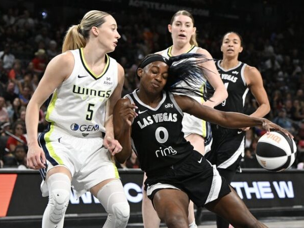 Jackie Young (kanan) mencetak 28 poin saat Las Vegas Aces meraih kemenangan 88-84 atas tim tamu Dallas Wings pada Jumat (13/6) malam.