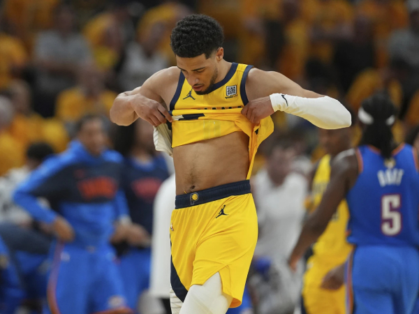 Bintang Pacers Tyrese Haliburton meninggalkan lapangan setelah Game 4 Final NBA melawan Thunder. (Foto: AP)