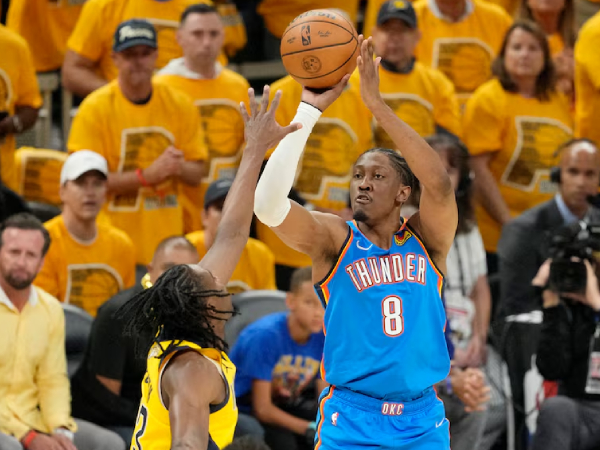 Bintang Thunder Jalen Williams (kanan) menyumbang 27 poin di Game 4 Final NBA versus Pacers. (Foto: AP)