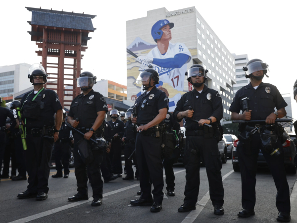 Kepolisian Los Angeles berjaga di distrik Little Tokyo setelah terjadinya unjuk rasa awal pekan lalu. (Foto: AP)