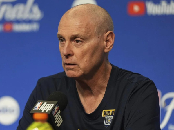 Rick Carlisle sering terlihat mengenakan kode QR di bajunya yang langsung terhubungn dengan inisiatif “Drive & Dish”. (Foto: AP)