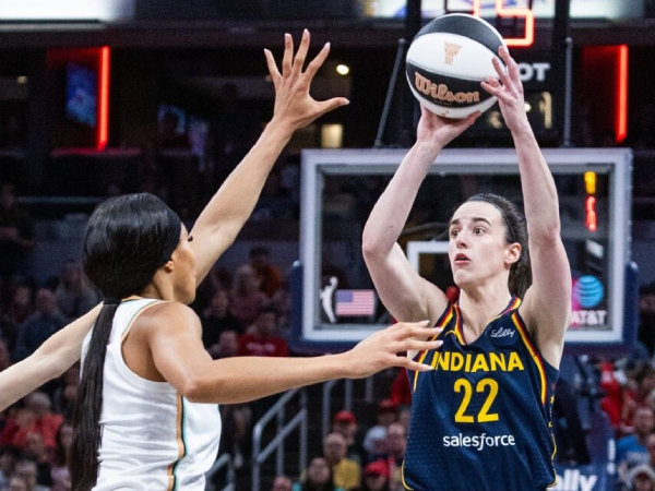 Caitlin Clark (kanan) menyamai rekor kariernya dengan tujuh tembakan 3 poin. (Foto: AP)