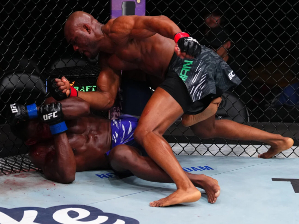 Kamaru Usman berulang kali menjatuhkan Buckley dan membuka luka di atas mata kanannya dengan siku. (Foto: Fight TV)