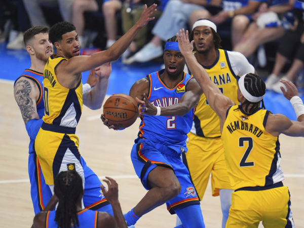 Ketinggalan 10 poin di paruh kedua dan menghadapi kemungkinan defisit seri 3-1, Oklahoma City Thunder bangkit di belakang MVP Shai Gilgeous-Alexander. (Foto: AP)