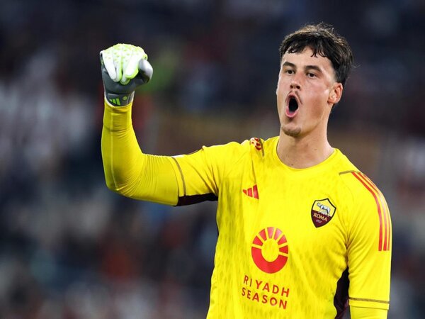 Penjaga gawang asal Serbia yakni Mile Svilar, dilaporkan segera meneken perpanjangan kontrak baru bersama AS Roma / via Getty Images