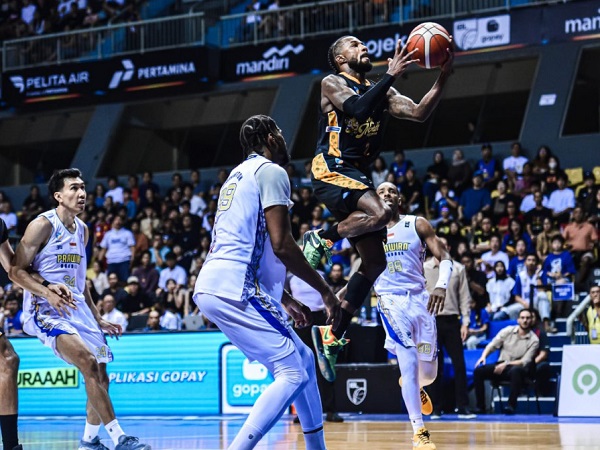 Shannon Evans II lega bisa jadi top skor di laga SM versus Prawira.