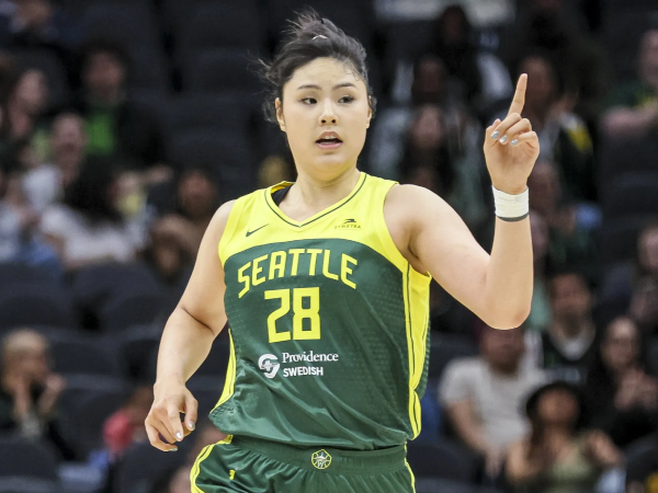 Federasi Basket China mendorong pertukaran ini, ingin Li Yueru mendapatkan menit bermain yang konsisten jika dia tetap di WNBA. (Foto: AP)