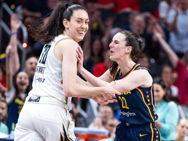 Caitlin Clark (kanan) berbagi momen dengan Brianna Stewart setelah melesakkan tembakan tiga angka. (Foto: AP)