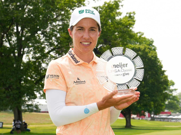 Carlota Ciganda berpose dengan trofi Meijer LPGA Classic. (Foto: Golf Digest)