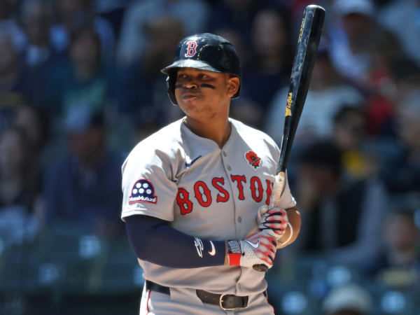 Tukar-menukar ini mengakhiri ketegangan yang semakin meningkat antara Rafael Devers dan manajemen Boston Red Sox. (Foto: AP)