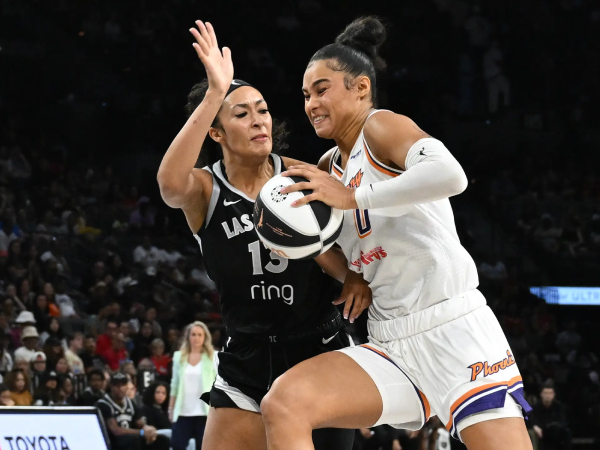 Satou Sabally (kanan) mencetak 22 poin saat Phoenix Mercury mengalahkan tuan rumah Las Vegas Aces dengan skor 76-70 pada Minggu (15/6) sore. (Foto: AP)