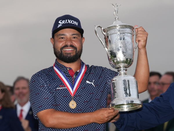 J.J. Spaun berpose dengan trofi U.S. Open. (Foto: Golf Digest)