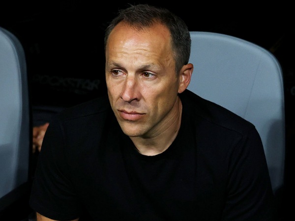 Pelatih LAFC, Steve Cherundolo, memimpin timnya melawan Chelsea