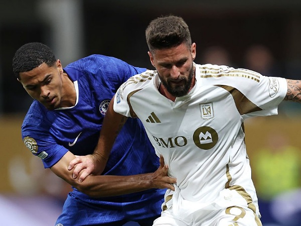 Bek Chelsea, Levi Colwill, berduel dengan Olivier Giroud dari LAFC