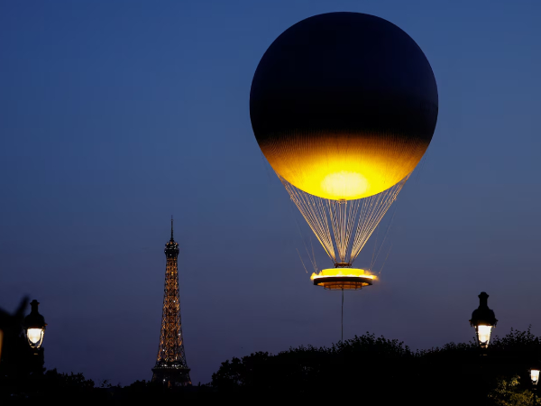 Struktur kaldron berbentuk balon perak ini akan menyala kembali setiap tahun hingga Olimpiade Los Angeles 2028. (Foto: AFP)